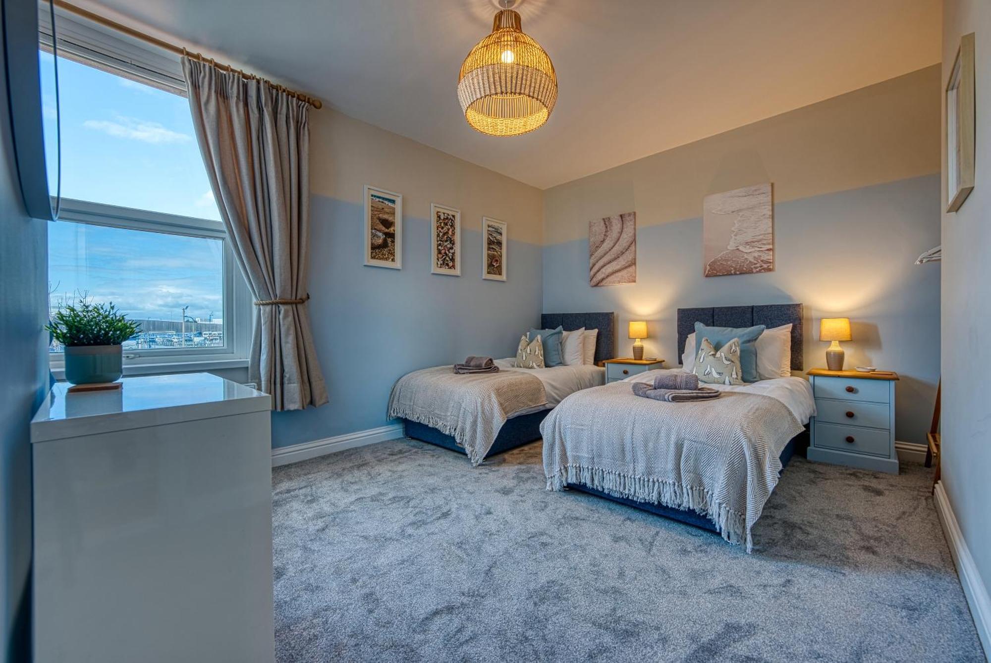 2 Bedrooms Modern, Stunning & Stylish Contractor House, Prime Portsmouth Location With Free Parking Permit, Summer Special Offer!! - By Blue Puffin Stays エクステリア 写真
