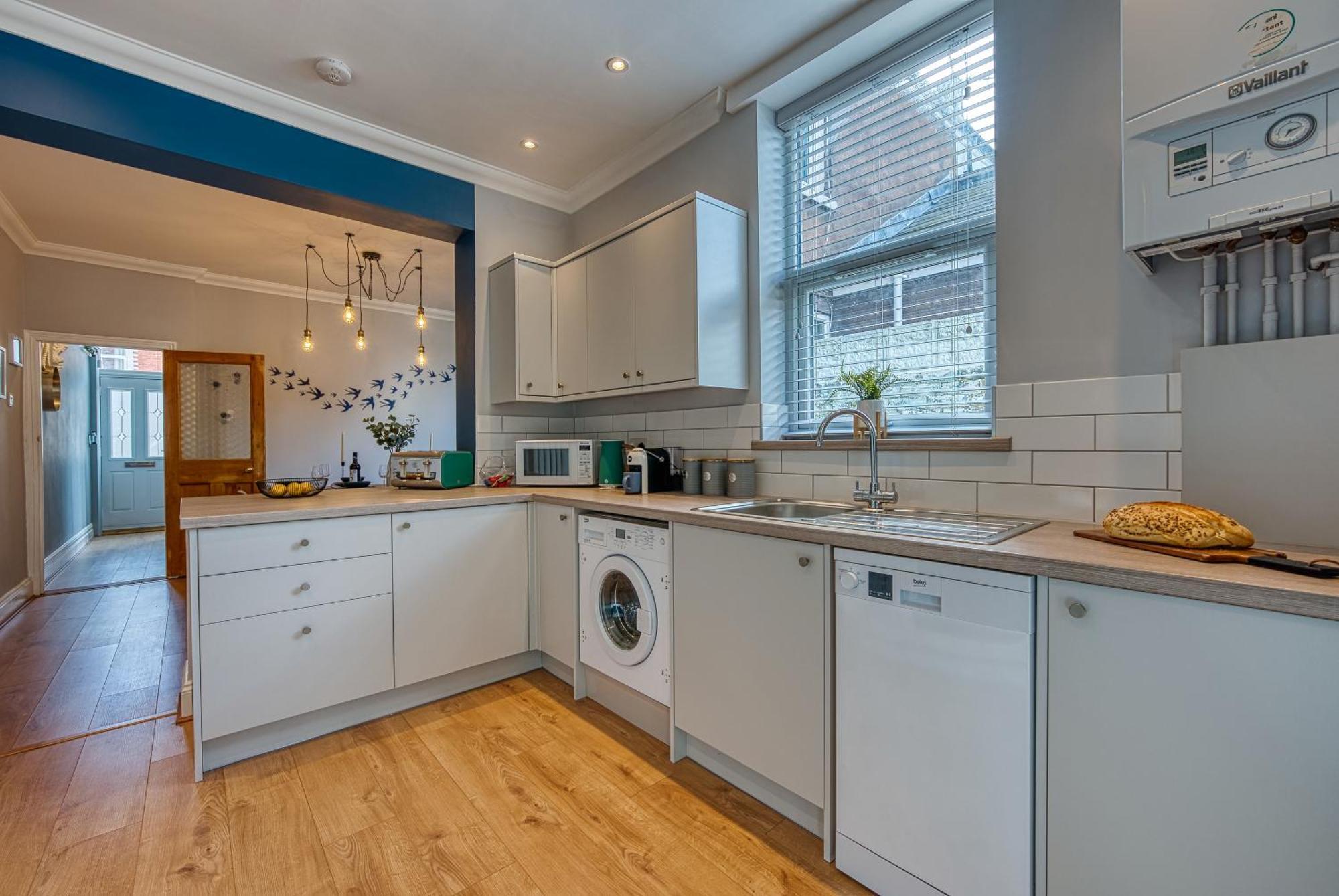 2 Bedrooms Modern, Stunning & Stylish Contractor House, Prime Portsmouth Location With Free Parking Permit, Summer Special Offer!! - By Blue Puffin Stays エクステリア 写真