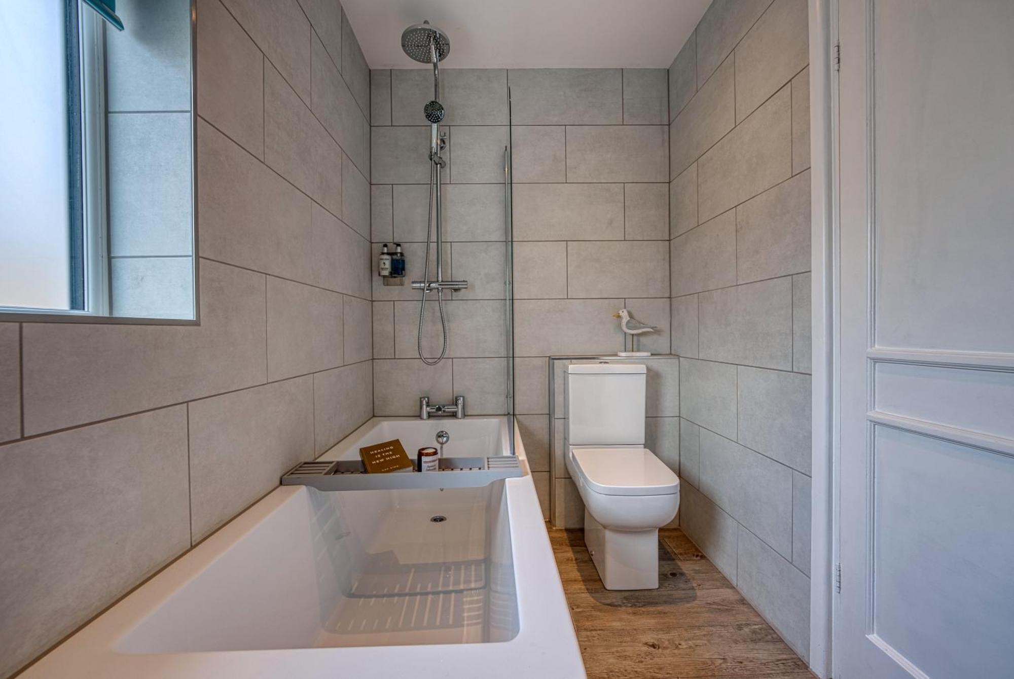 2 Bedrooms Modern, Stunning & Stylish Contractor House, Prime Portsmouth Location With Free Parking Permit, Summer Special Offer!! - By Blue Puffin Stays エクステリア 写真